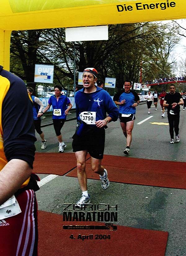 Roland Büchel beim Zieleinlauf am Zürcher Marathon