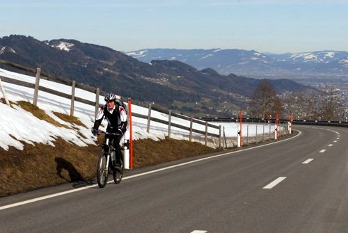 Roland Rino Büchel mit dem Velo auf dem Weg nach Bern