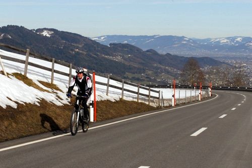 Roland Rino Büchel mit dem Velo auf dem Weg nach Bern