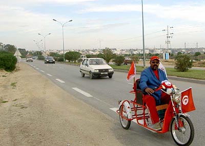 Dieser Fan kommt mit dem Fangefährt Marke Tunis Tricycle.