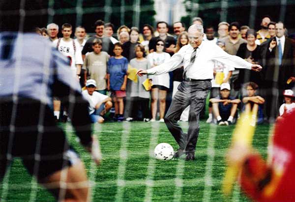 Bundesrat Flavio Cotti beim Penalty gegen Kugelstösser-Legende Werner Günthör.