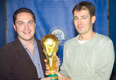 Florian Köppel und Roland Rino Büchel mit WM-Pokal