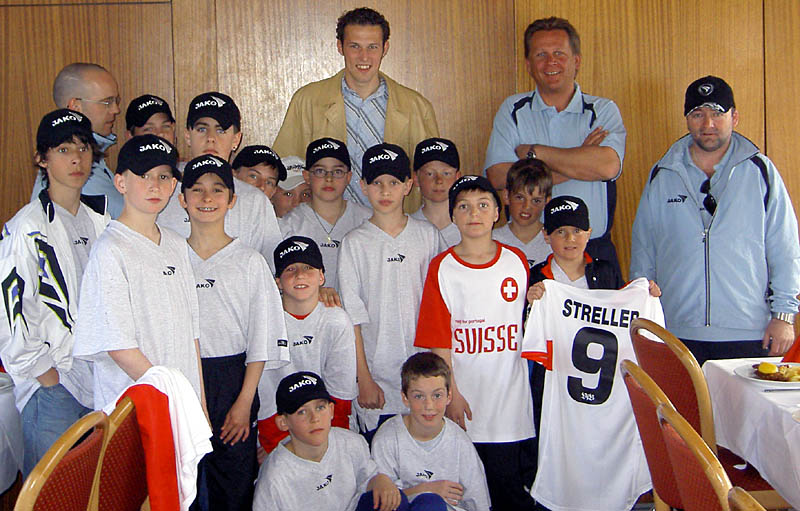 Marco Streller mit den Jungs im Klubheim des VFB Stuttgart